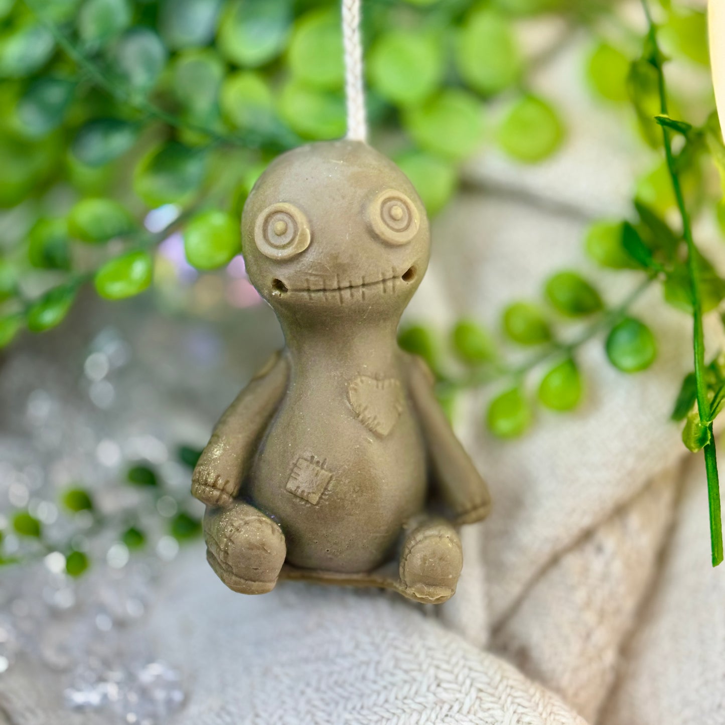 Kleine Voodoo Puppen Kerze