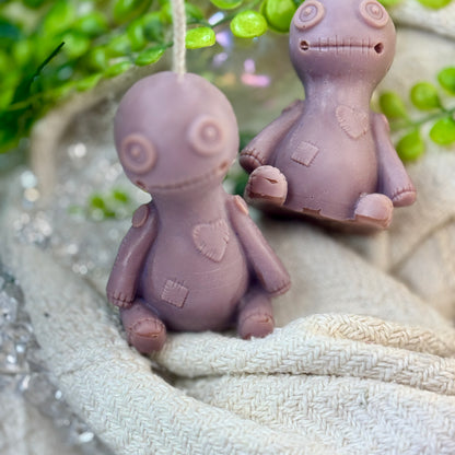 Kleine Voodoo Puppen Kerze